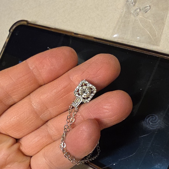 Elegant Silver Jewelry Set with Crystal Accents - Picture 5 of 9